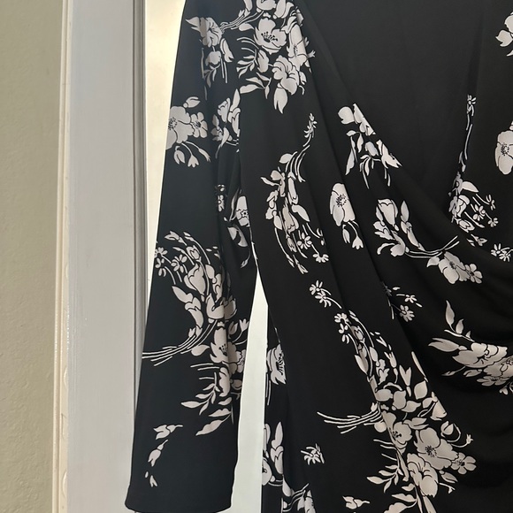 CHAPS black and white wrap style v neck - Picture 5 of 5